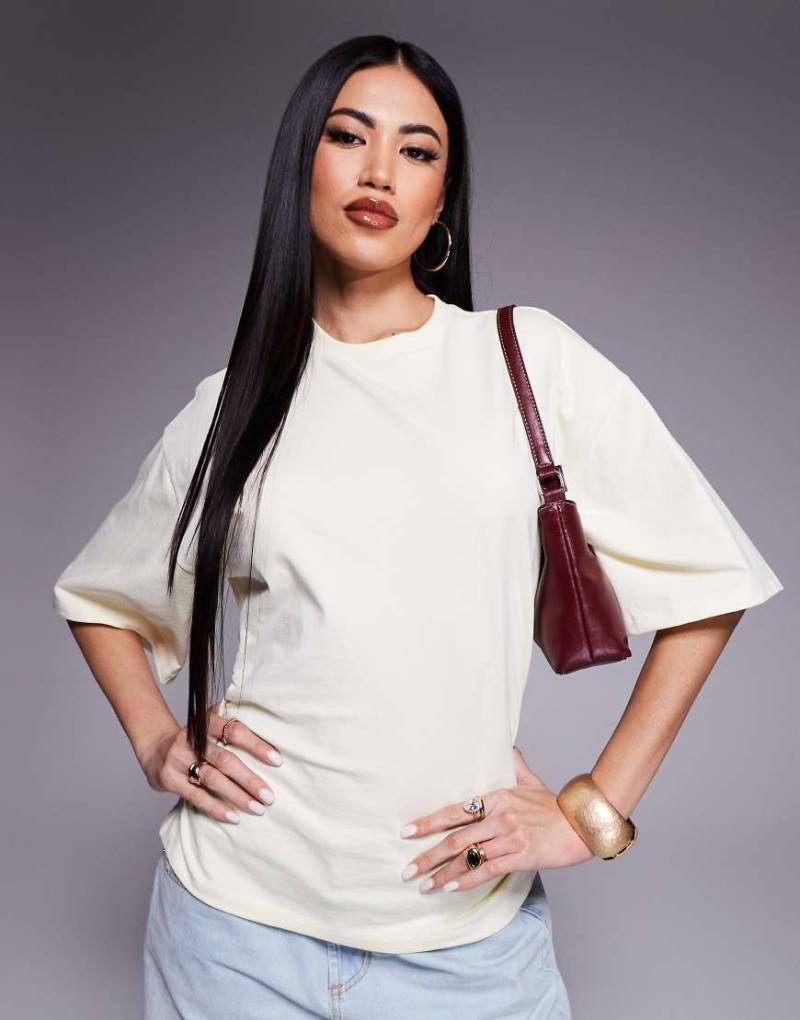 ASOS DESIGN - T-Shirt in Buttermilchgelb mit gerafften Seiten von ASOS DESIGN