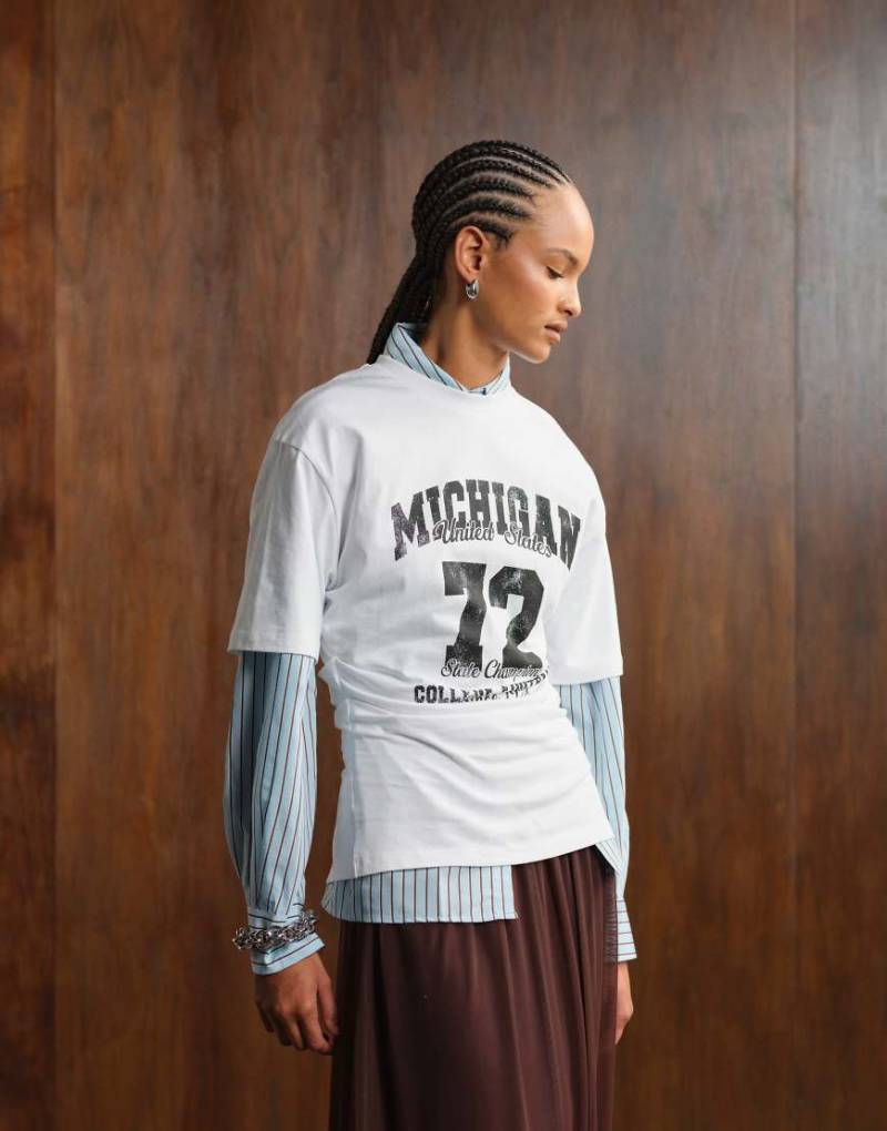 ASOS DESIGN - T-Shirt in Creme mit College-Grafik und Korsett-Taille-Weiß von ASOS DESIGN