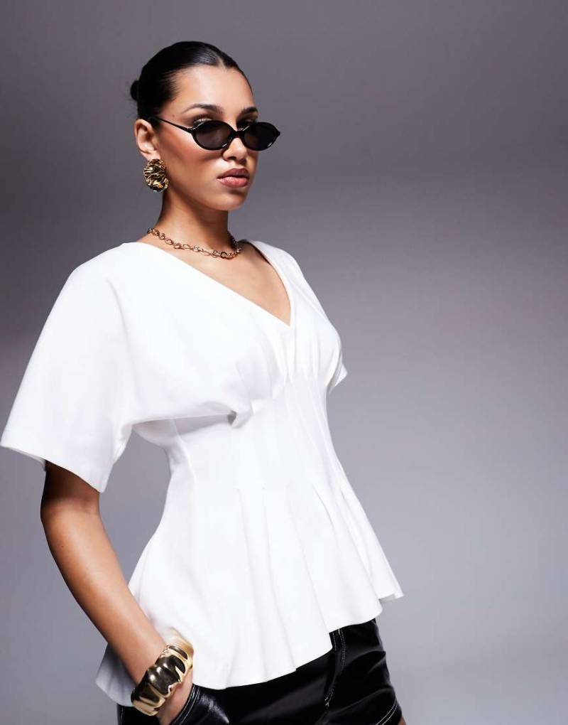 ASOS DESIGN - T-Shirt in Creme mit gerafftem V-Ausschnitt und plissierter Taille-Bunt von ASOS DESIGN