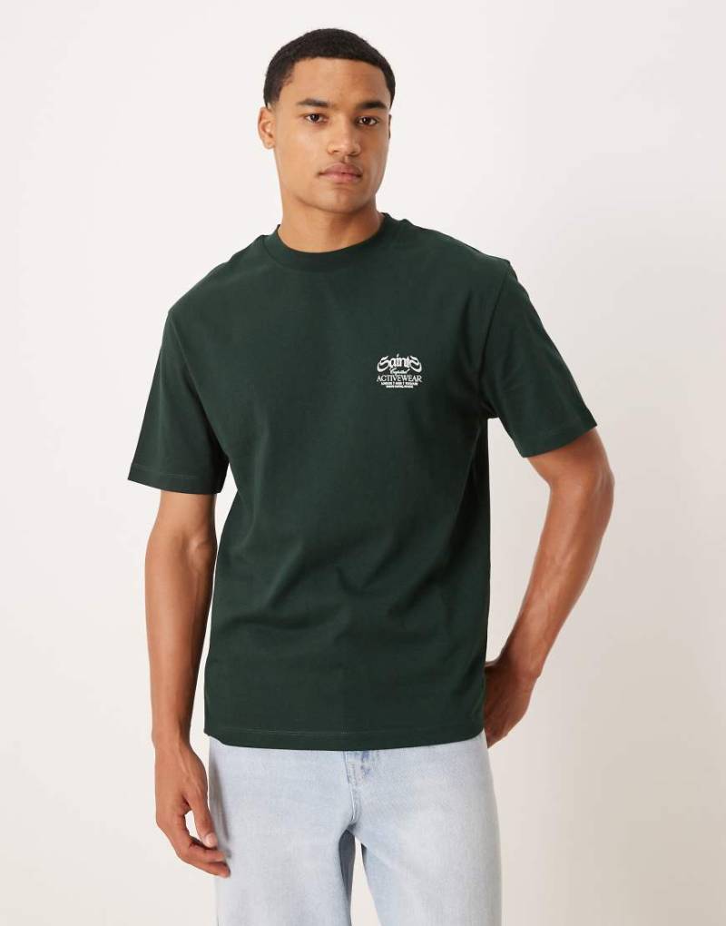 ASOS DESIGN - T-Shirt in Dunkelgrün mit lässigem Schnitt und beflockter Textgrafik von ASOS DESIGN