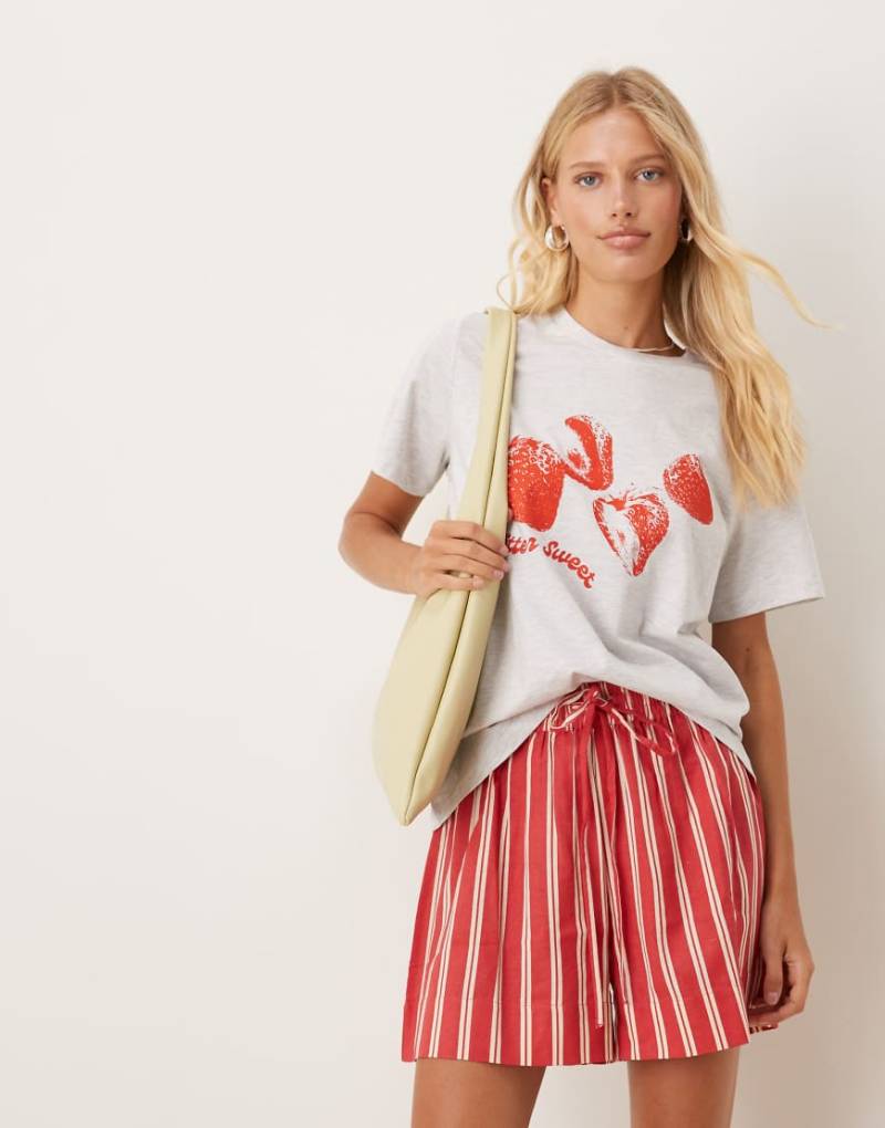 ASOS DESIGN - T-Shirt in Eisgrau meliert mit Erdbeer-Grafikprint und normaler Passform von ASOS DESIGN