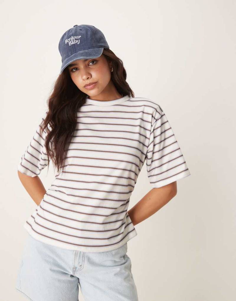 ASOS DESIGN - T-Shirt in Elfenbeinweiß mit Schulterpolstern und geraffter Seite von ASOS DESIGN