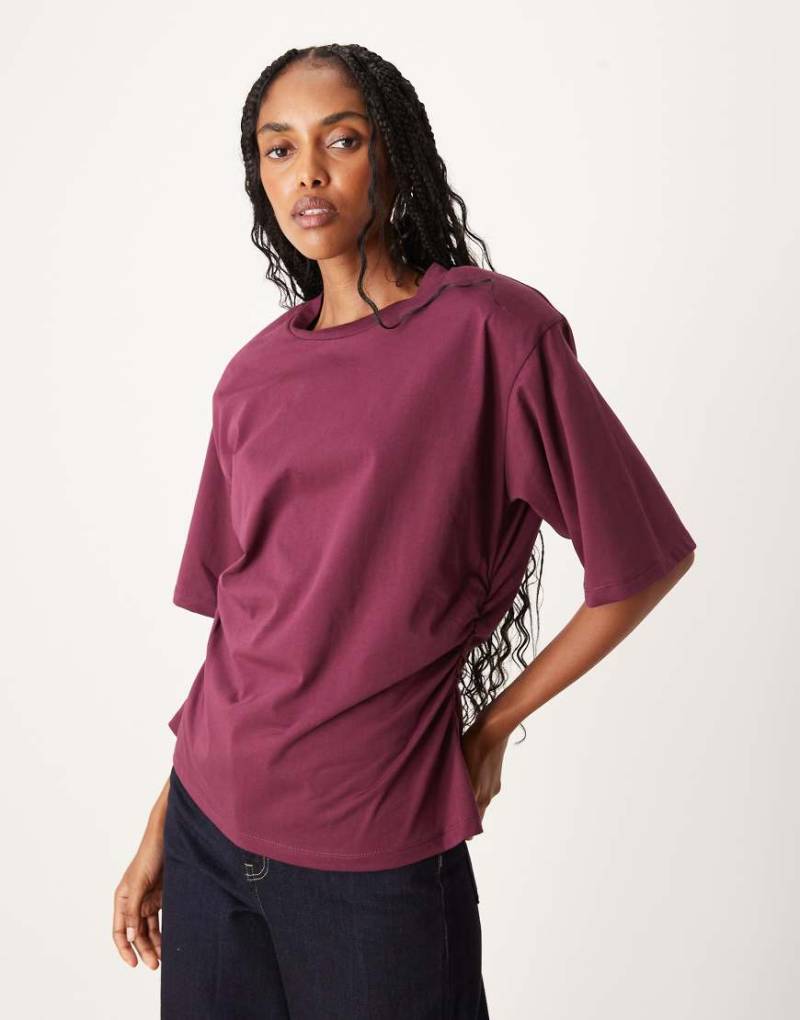 ASOS DESIGN - T-Shirt in Feige mit Schulterpolstern und geraffter Taille-Rot von ASOS DESIGN