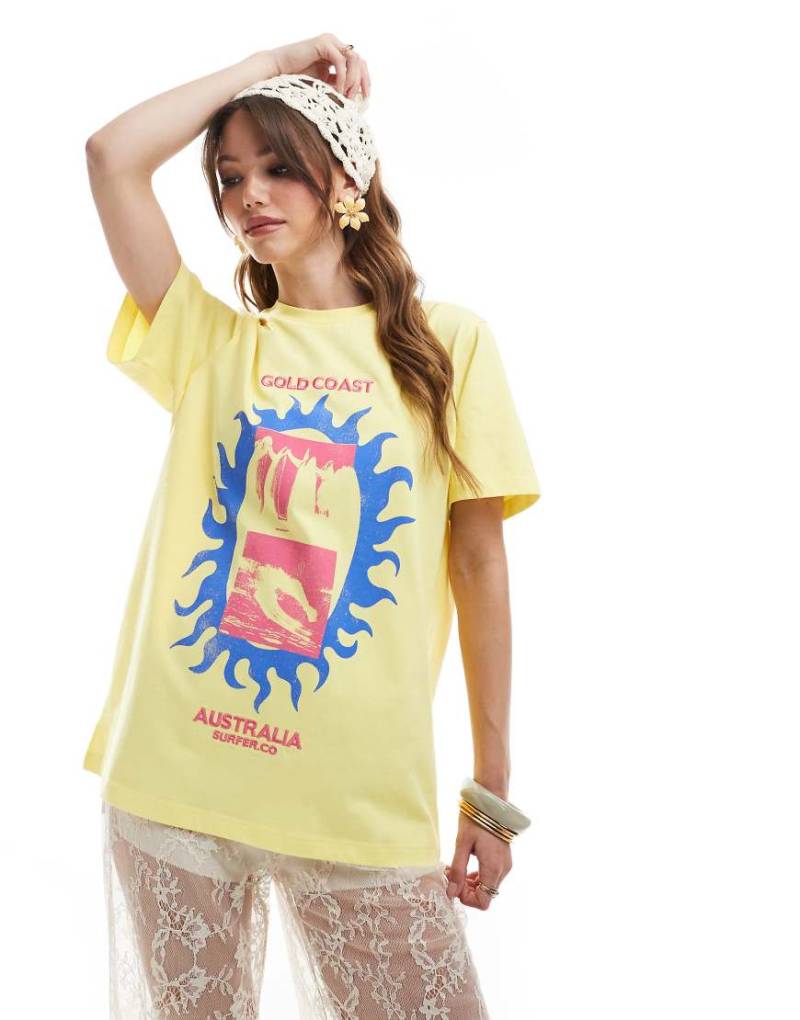 ASOS DESIGN - T-Shirt in Gelb mit „Gold Coast"-Grafik und Stickerei mit normaler Passform von ASOS DESIGN