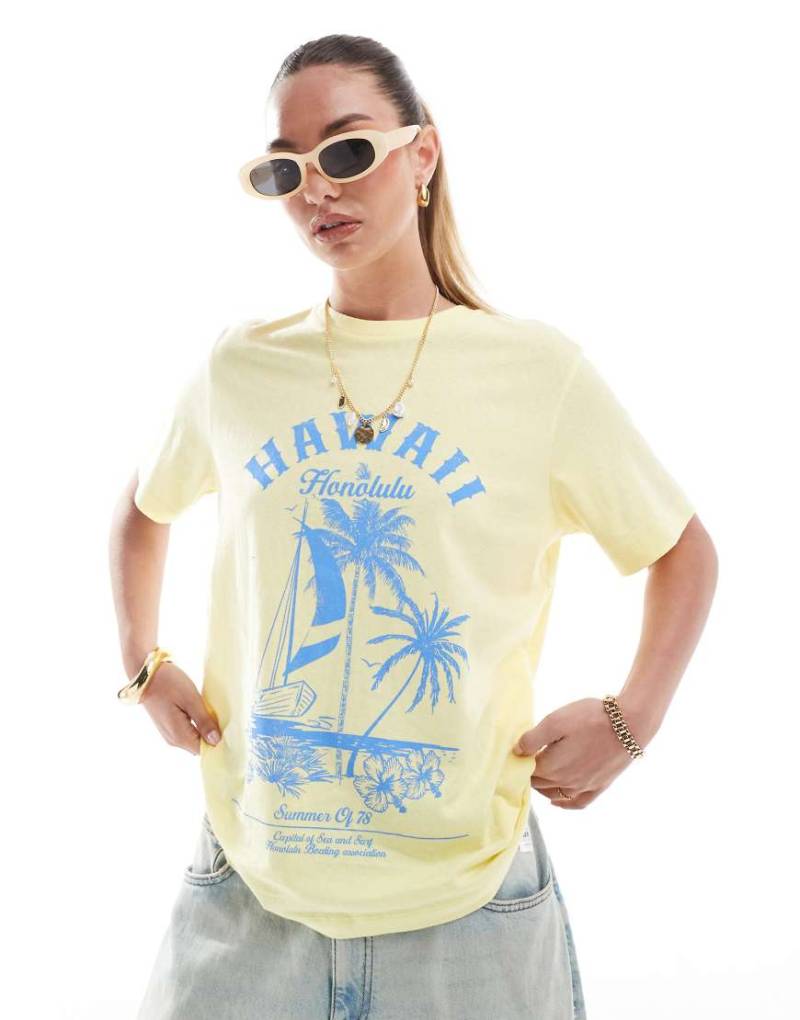 ASOS DESIGN - T-Shirt in Gelb mit Hawaii-Grafik in regulärer Passform von ASOS DESIGN