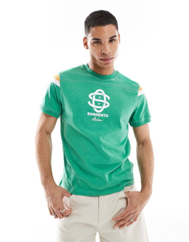 ASOS DESIGN - T-Shirt in Grün mit Sport-Print und Patchwork-Einsätzen von ASOS DESIGN
