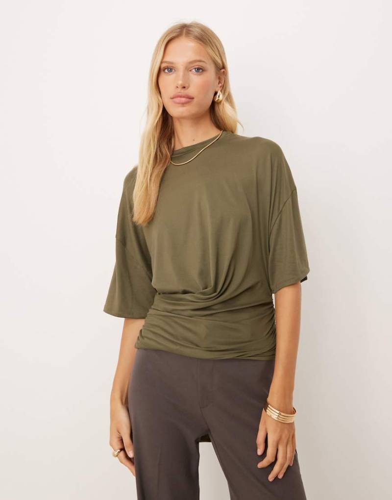 ASOS DESIGN - T-Shirt in Khaki mit Taillenbindung-Grün von ASOS DESIGN