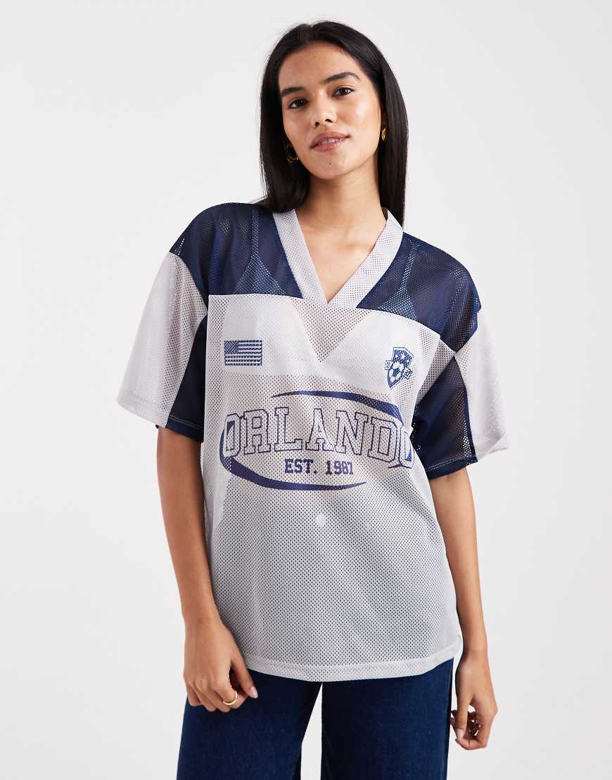 ASOS DESIGN - T-Shirt in tonalem Marineblau aus Airtex-Material im Fußball-Design von ASOS DESIGN
