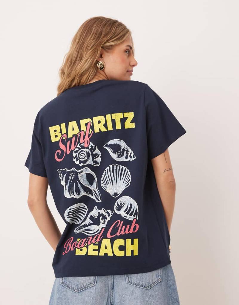 ASOS DESIGN - T-Shirt in Marineblau mit „Biarritz"-Muschelgrafik in regulärer Passform von ASOS DESIGN