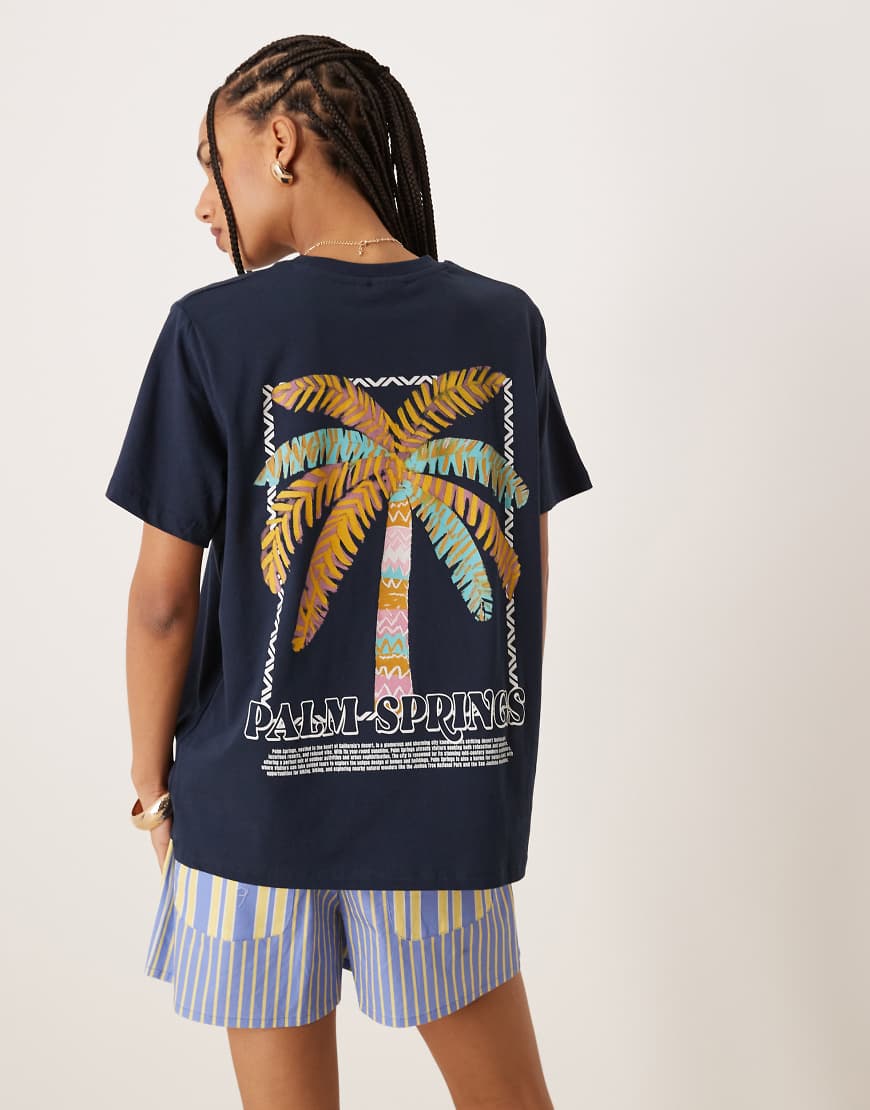 ASOS DESIGN - T-Shirt in Marineblau mit „Palm Springs"-Grafikprint in regulärer Passform ASOS DESIGN - T-Shirt in Marineblau mit „Palm Springs"-Grafikprint in regulärer Passform von ASOS DESIGN
