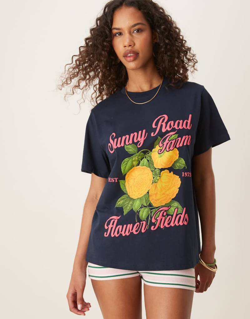 ASOS DESIGN - T-Shirt in Marineblau mit „Sunny"-Blumen-Grafikprint und normaler Passform von ASOS DESIGN