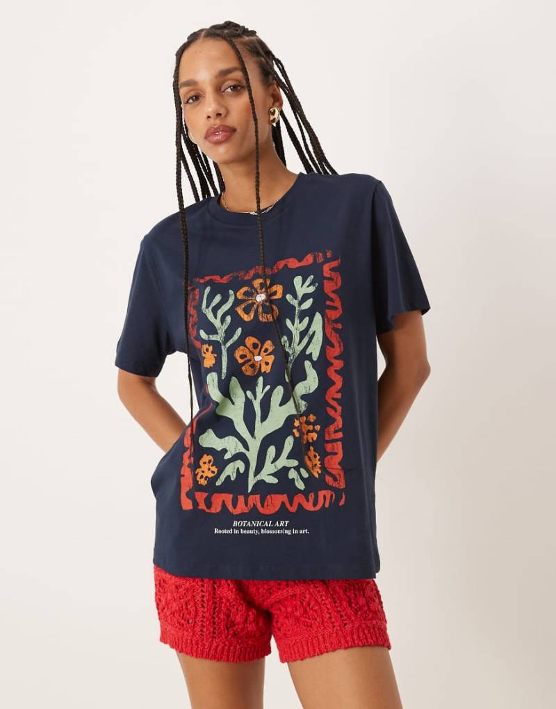 ASOS DESIGN - T-Shirt in Marineblau mit Blumen-Grafikprint in regulärer Passform von ASOS DESIGN