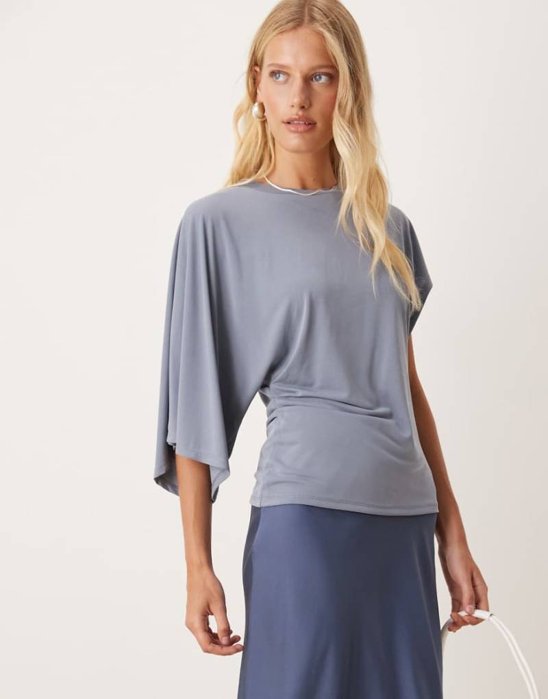 ASOS DESIGN - T-Shirt in Modal-Blau mit asymmetrischen Ärmeln von ASOS DESIGN