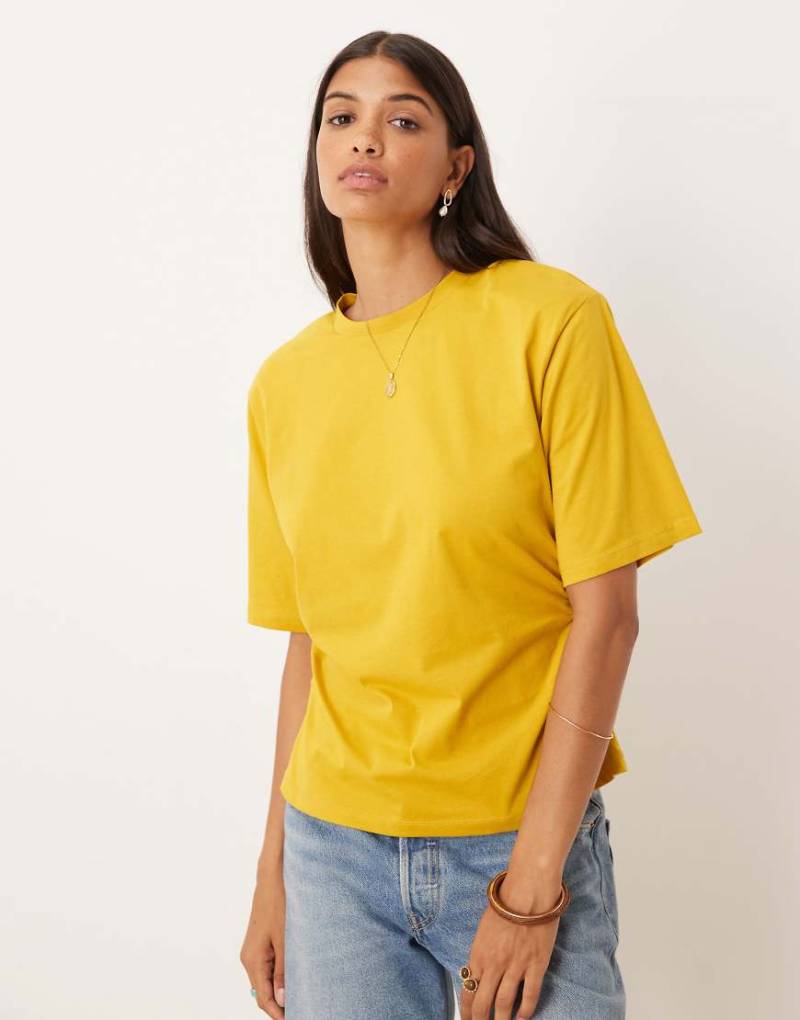 ASOS DESIGN - T-Shirt in Ocker mit Schulterpolstern und geraffter Taillenpartie-Gelb von ASOS DESIGN