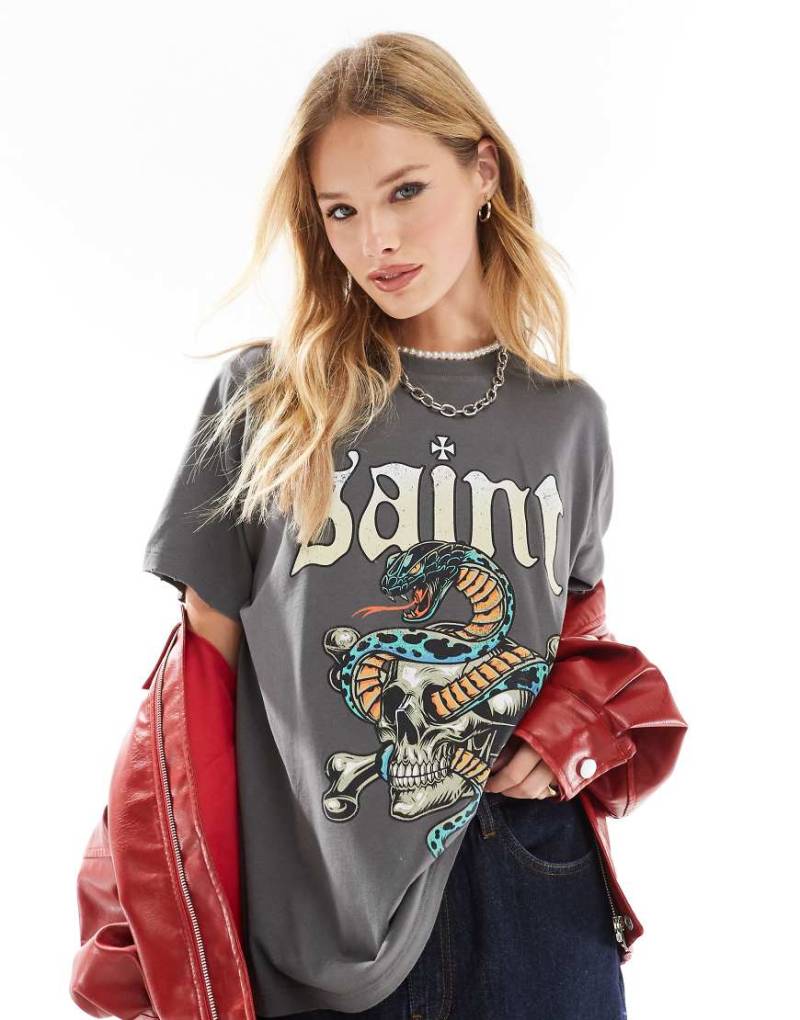 ASOS DESIGN - T-Shirt in Oil-Waschung mit normalem Schnitt und „Saint"-Print im Rock-Design-Grau von ASOS DESIGN