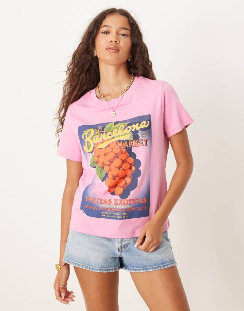 ASOS DESIGN - Knapp geschnittenes T-Shirt in Rosa mit „Barcelona"-Früchte-Grafikprint von ASOS DESIGN