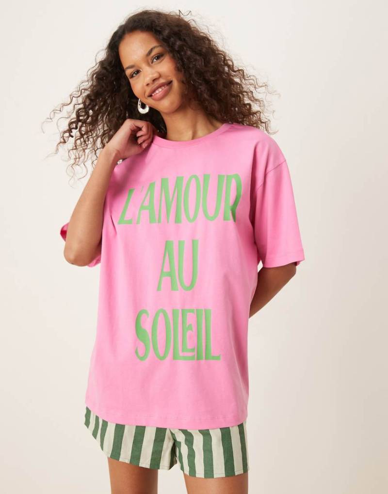 ASOS DESIGN - T-Shirt in Rosa mit L'Amour Au Soleil"-Grafikprint und normaler Passform von ASOS DESIGN