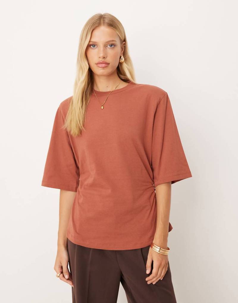 ASOS DESIGN - T-Shirt in Rostrot mit Schulterpolstern und betonter Taille-Orange ASOS DESIGN - T-Shirt in Rostrot mit Schulterpolstern und betonter Taille-Orange von ASOS DESIGN