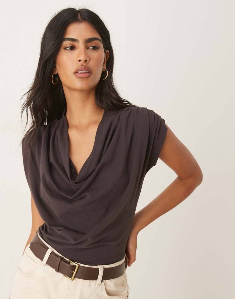 ASOS DESIGN - T-Shirt in Schokobraun mit Wasserfall-Detail-Brown von ASOS DESIGN