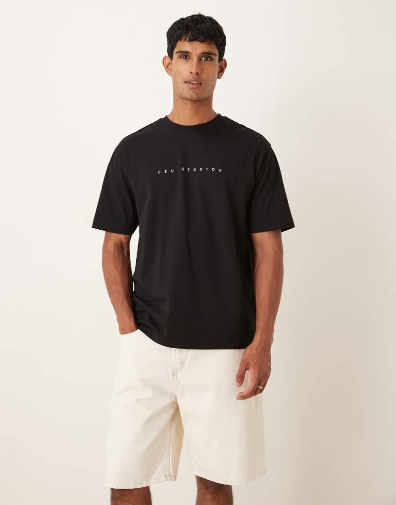 ASOS DESIGN - T-Shirt in Schwarz mit Brustprint und lockerer Passform von ASOS DESIGN