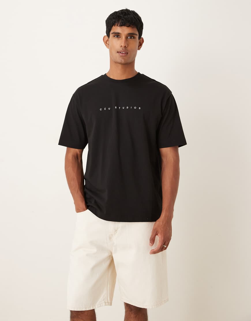 ASOS DESIGN - T-Shirt in Schwarz mit Brustprint und lockerer Passform von ASOS DESIGN