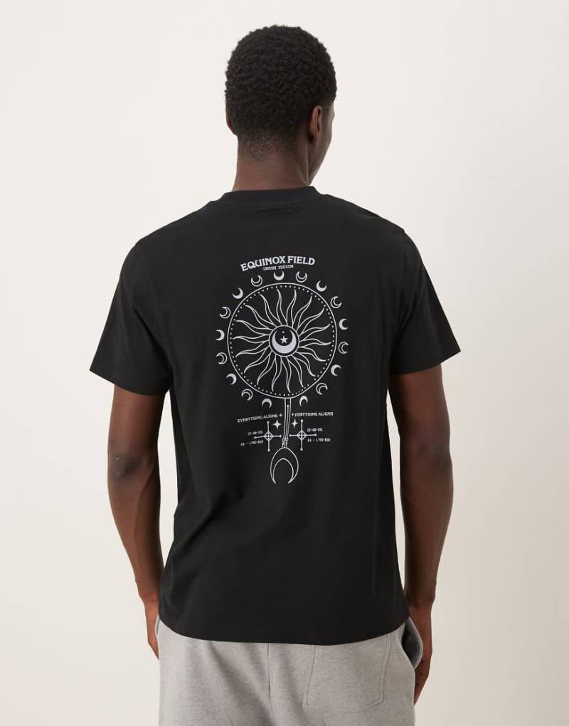 ASOS DESIGN - T-Shirt in Schwarz mit Himmelskörper-Print entlang der Wirbelsäule von ASOS DESIGN