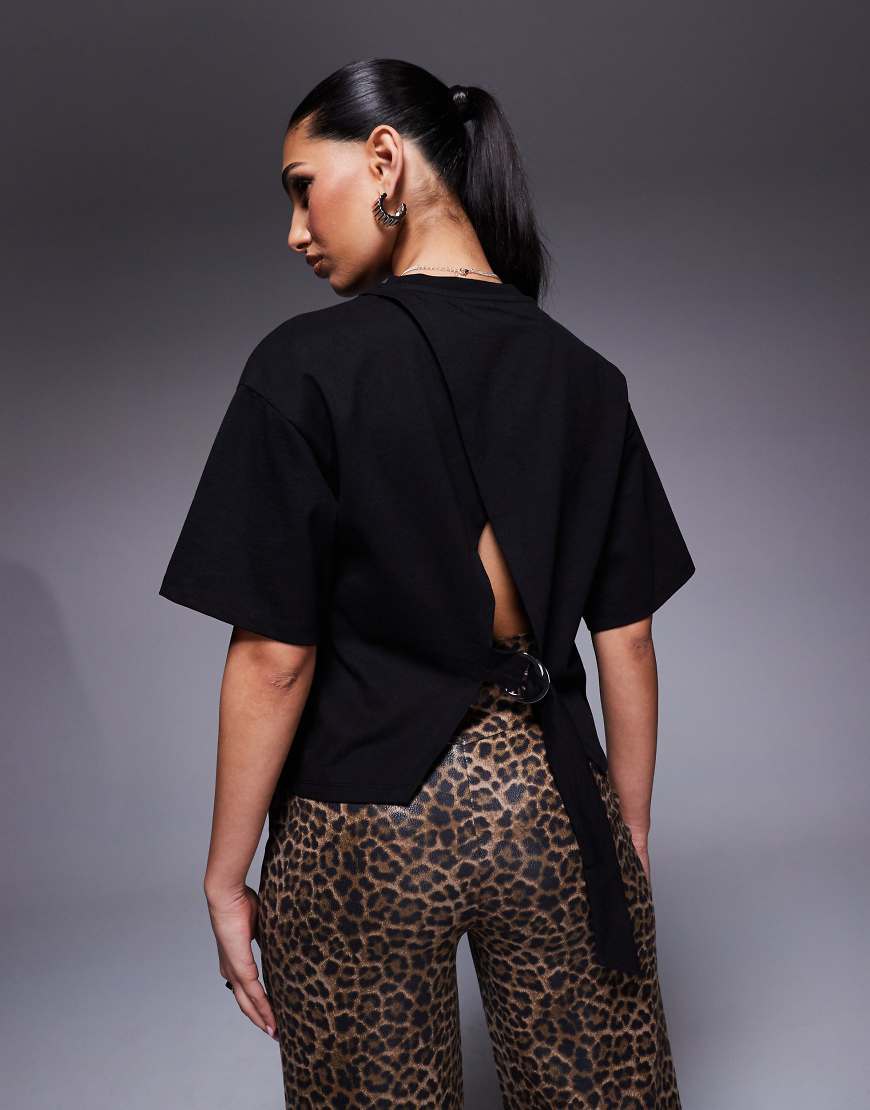 ASOS DESIGN - T-Shirt in Schwarz mit Rückenausschnitt und Schnallenriemen hinten samt D-Ring-Detail von ASOS DESIGN