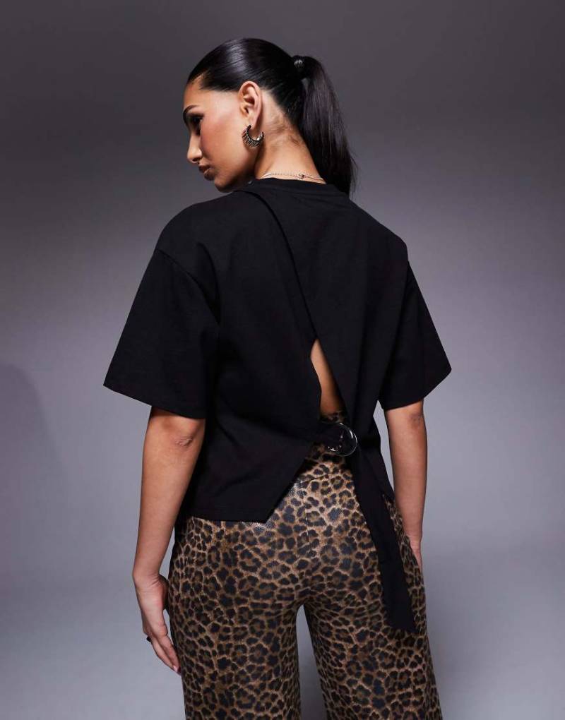 ASOS DESIGN - T-Shirt in Schwarz mit Rückenausschnitt und Schnallenriemen hinten samt D-Ring-Detail von ASOS DESIGN