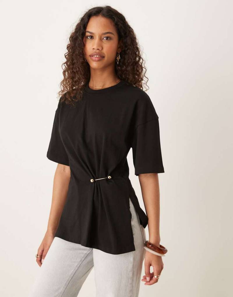 ASOS DESIGN - T-Shirt in Schwarz mit geraffter Taille und Metallbesatz von ASOS DESIGN