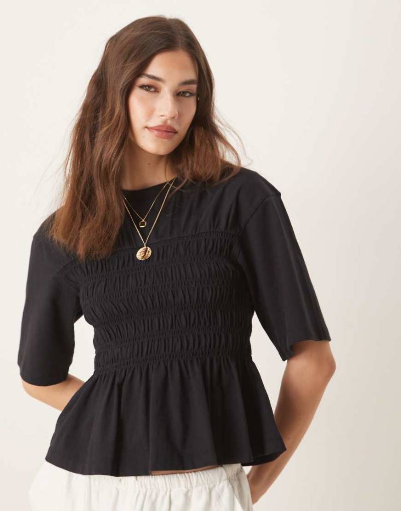 ASOS DESIGN - T-Shirt in Schwarz mit gesmokter Taille von ASOS DESIGN