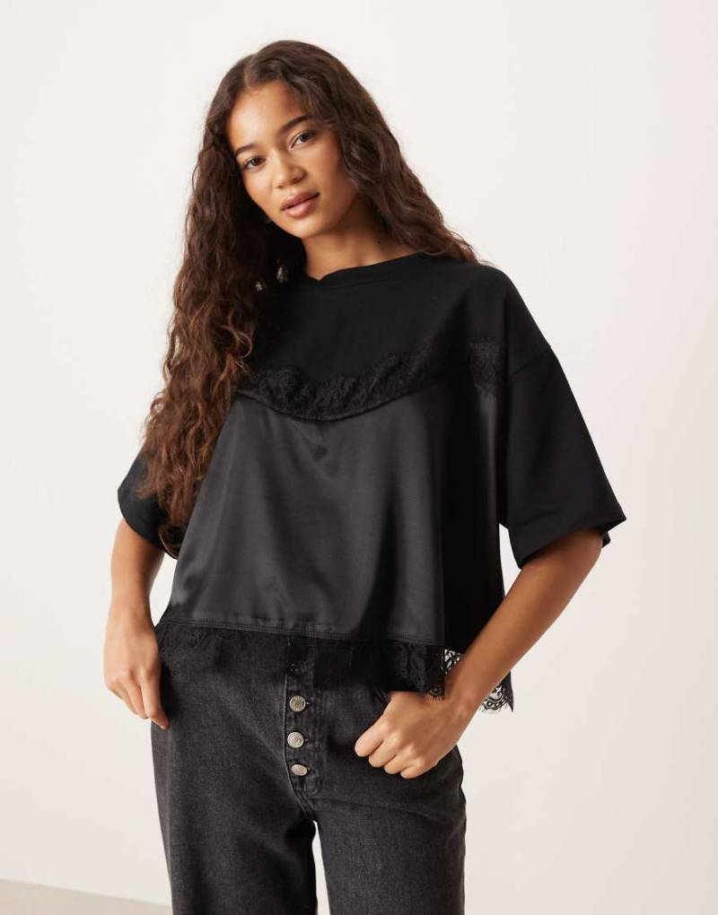 ASOS DESIGN - T-Shirt in Schwarz mit kastigem, kurzem Schnitt und Spitzenlagen-Detail von ASOS DESIGN