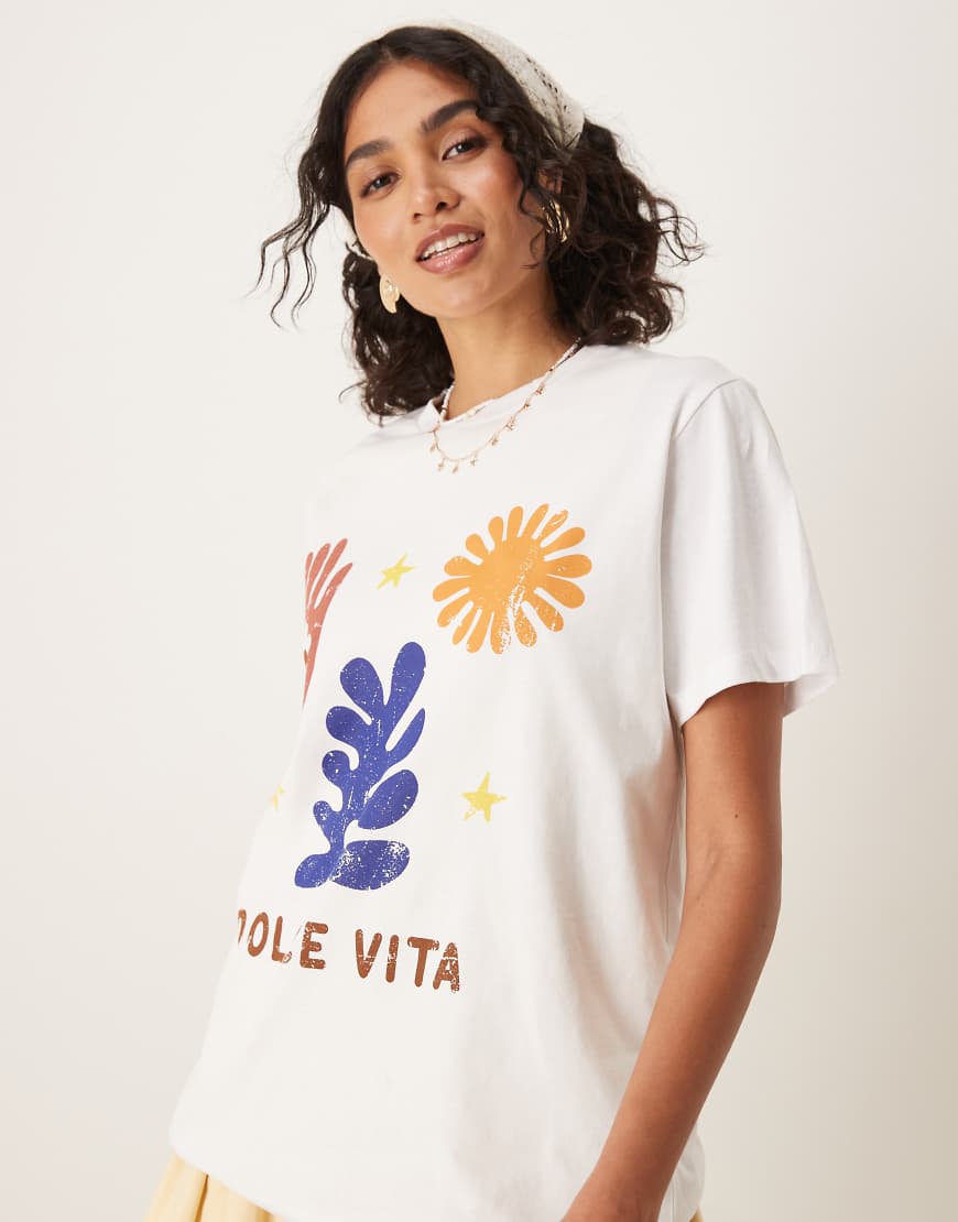 ASOS DESIGN - T-Shirt in Weiß mit „Dolce Vita"-Grafikprint und normaler Passform ASOS DESIGN - T-Shirt in Weiß mit „Dolce Vita"-Grafikprint und normaler Passform von ASOS DESIGN