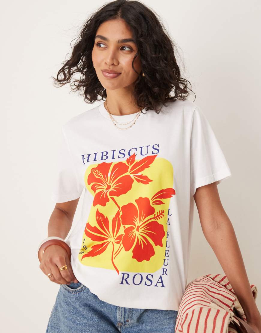 ASOS DESIGN - T-Shirt in Weiß mit „Hibiscus"-Blumen-Grafikprint und normaler Passform ASOS DESIGN - T-Shirt in Weiß mit „Hibiscus"-Blumen-Grafikprint und normaler Passform von ASOS DESIGN