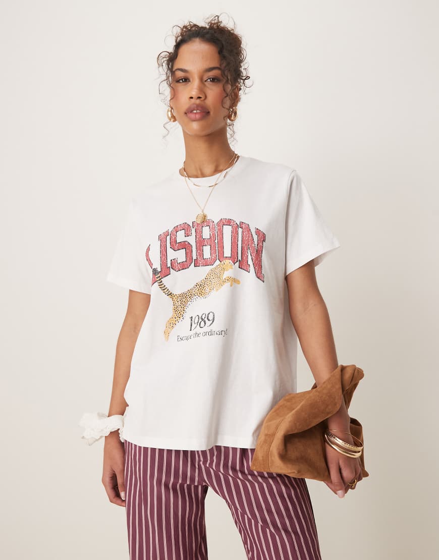ASOS DESIGN - T-Shirt in Weiß mit „Lisbon"-Grafik und regulärer Passform ASOS DESIGN - T-Shirt in Weiß mit „Lisbon"-Grafik und regulärer Passform von ASOS DESIGN