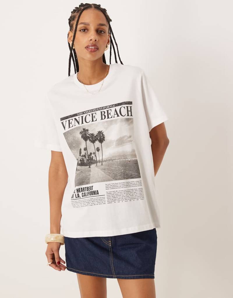 ASOS DESIGN - T-Shirt in Weiß mit „Venice Beach"-Grafikprint in regulärer Passform von ASOS DESIGN