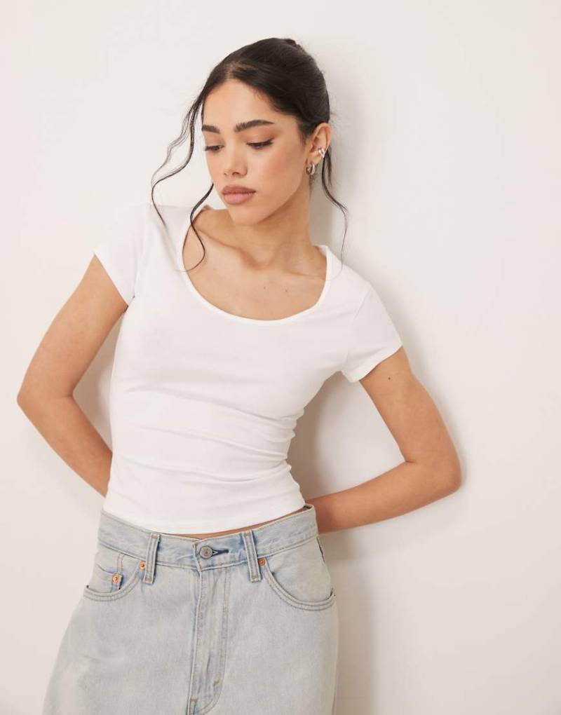ASOS DESIGN - T-Shirt in Weiß mit Kappenärmeln und U-Ausschnitt von ASOS DESIGN