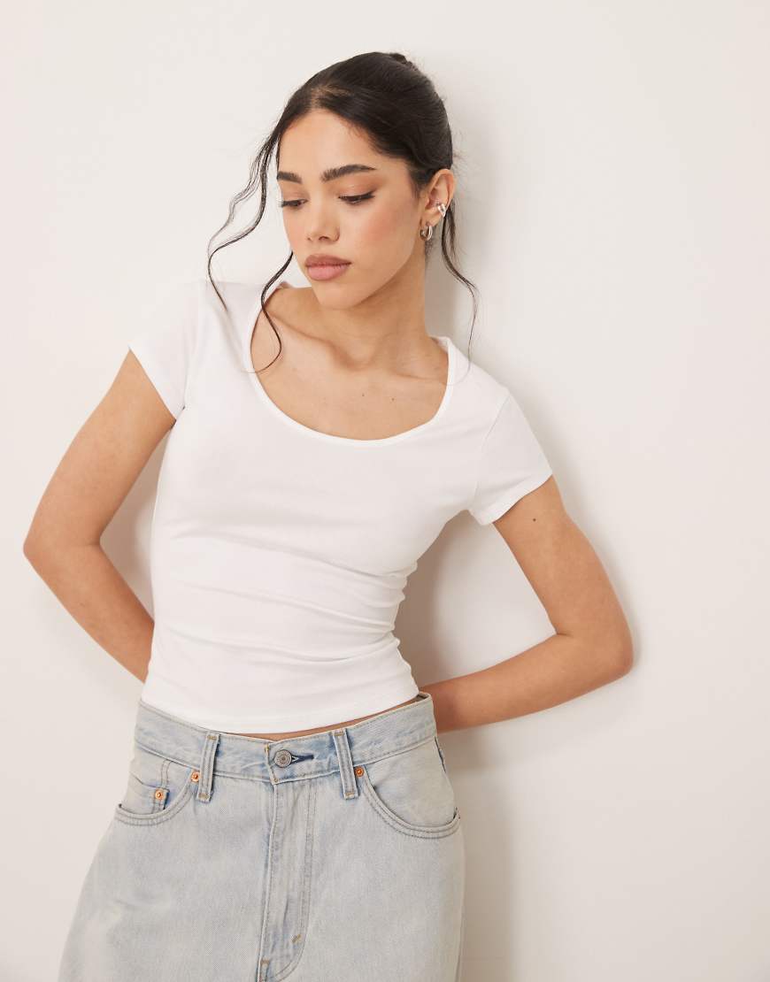 ASOS DESIGN - T-Shirt in Weiß mit Kappenärmeln und U-Ausschnitt ASOS DESIGN - T-Shirt in Weiß mit Kappenärmeln und U-Ausschnitt von ASOS DESIGN