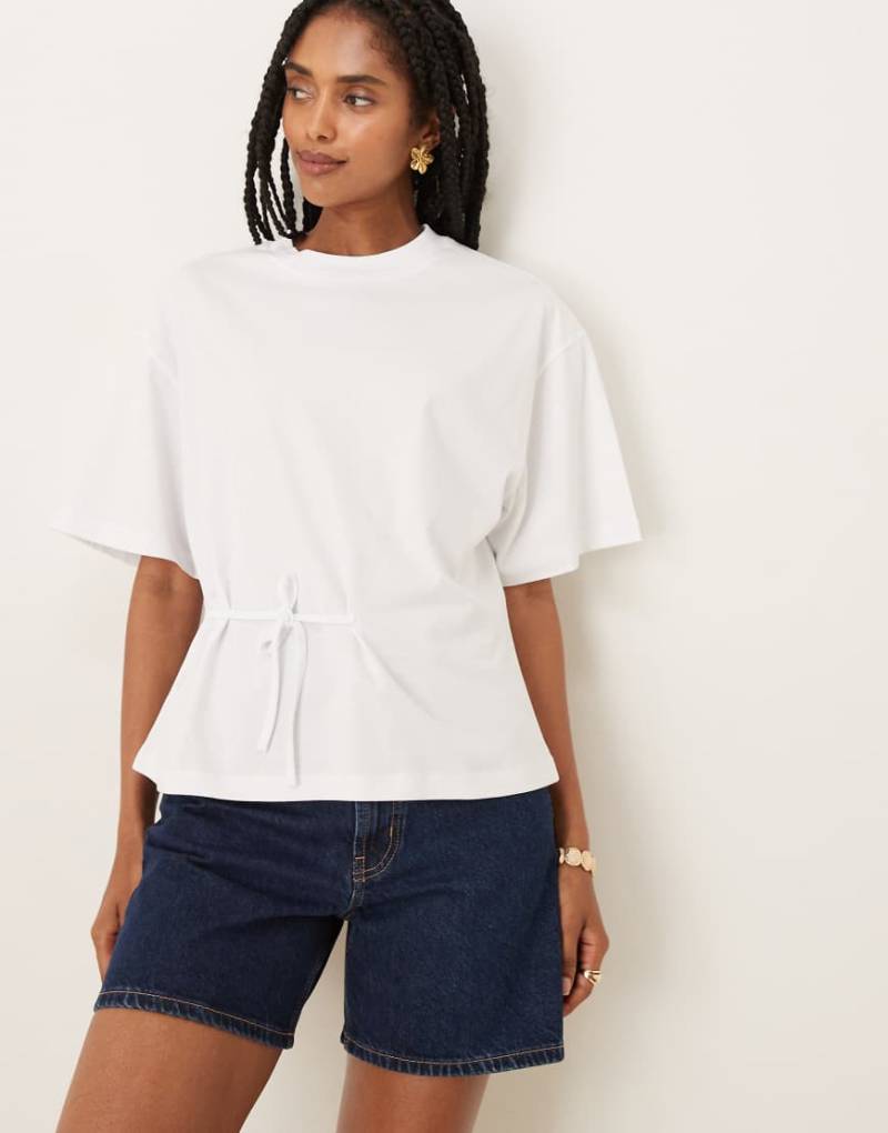 ASOS DESIGN - T-Shirt in Weiß mit Raffung mit Bindedetail von ASOS DESIGN