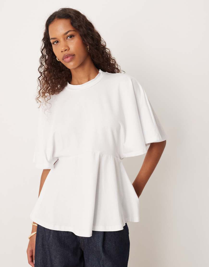 ASOS DESIGN - T-Shirt in Weiß mit Schößchensaum, betonter Taille und Flügelärmel von ASOS DESIGN