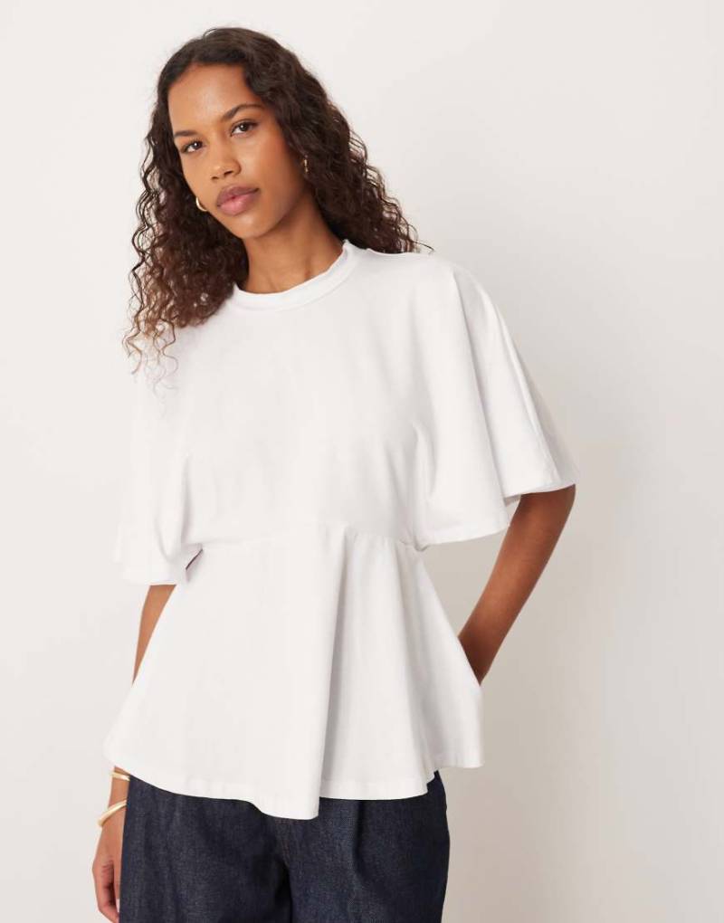 ASOS DESIGN - T-Shirt in Weiß mit Schößchensaum, betonter Taille und Flügelärmel von ASOS DESIGN