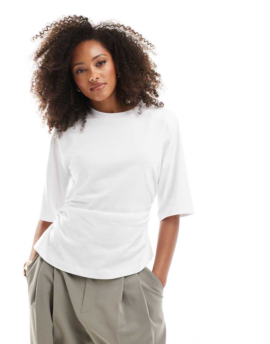 ASOS DESIGN - T-Shirt in Weiß mit Schulterpolstern und geraffter Taille ASOS DESIGN - T-Shirt in Weiß mit Schulterpolstern und geraffter Taille von ASOS DESIGN