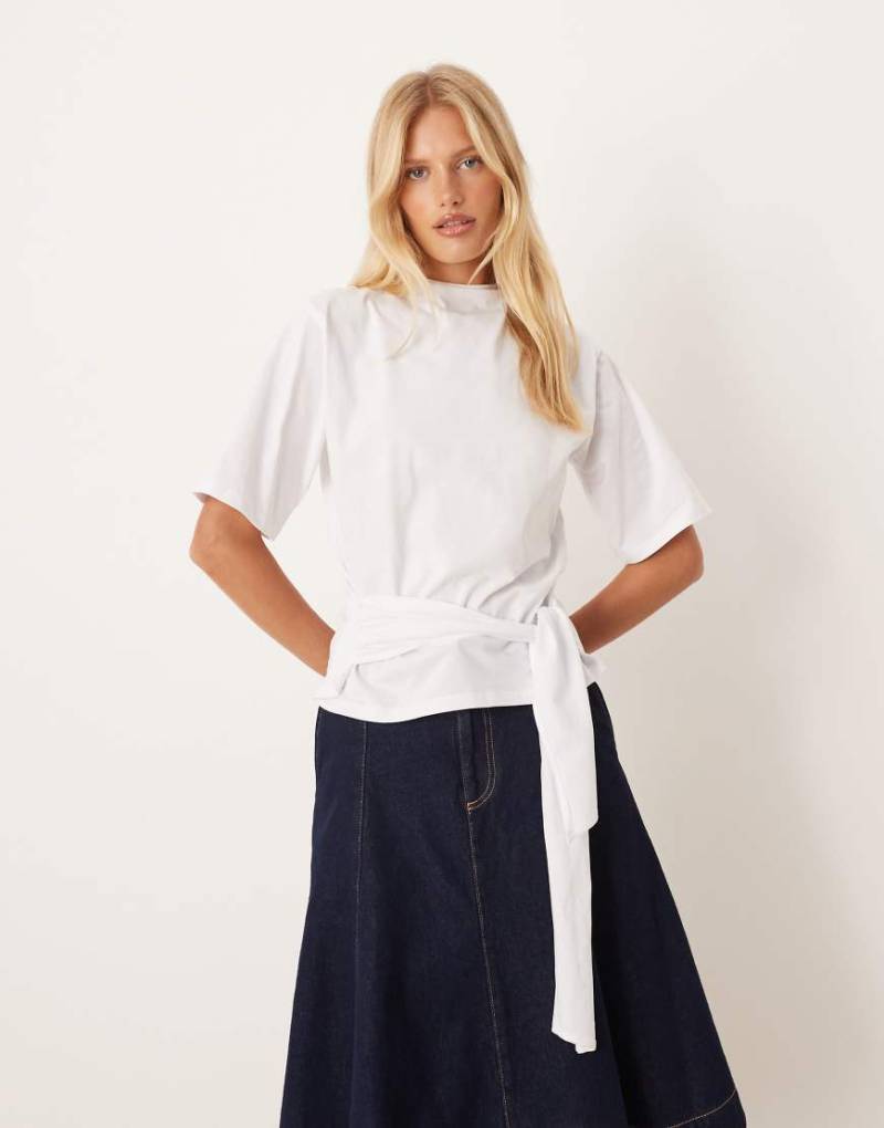 ASOS DESIGN - T-Shirt in Weiß mit Stehkragen und Schärpendetail zum Binden in der Taille von ASOS DESIGN
