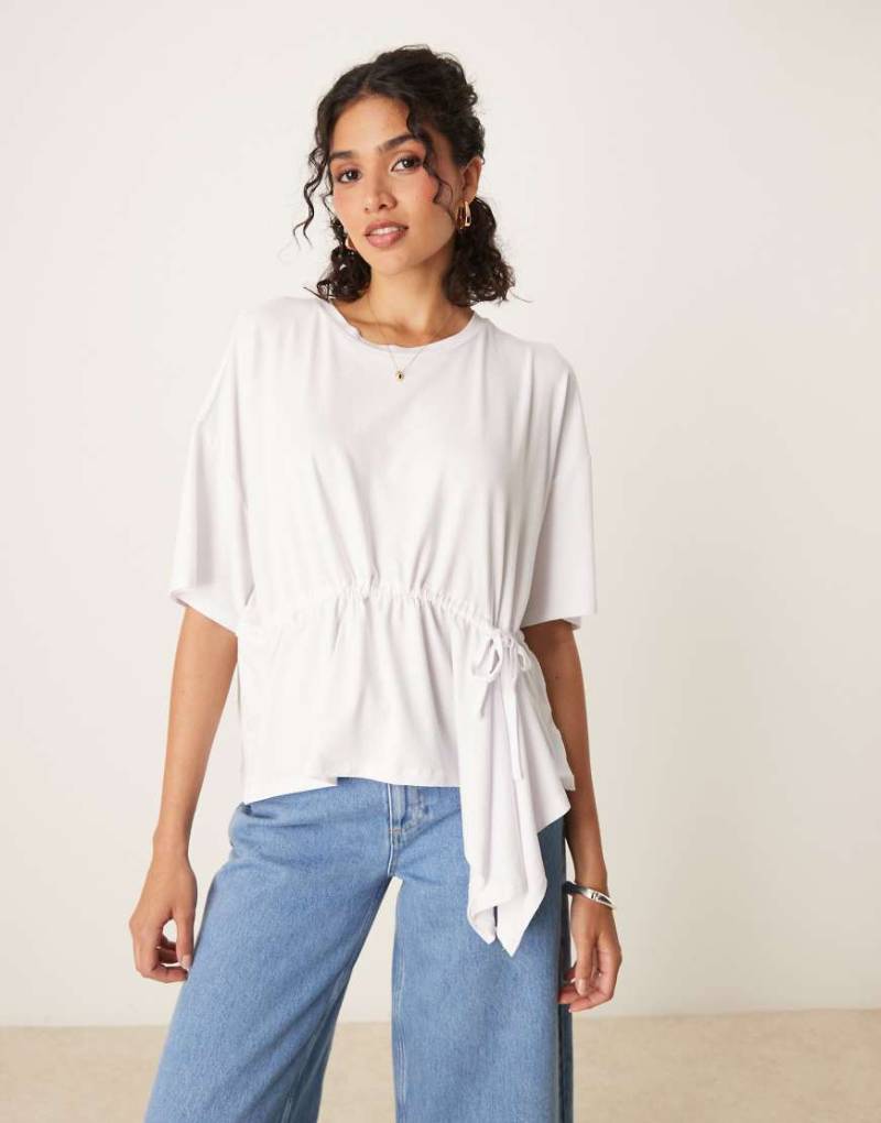 ASOS DESIGN - T-Shirt in Weiß mit elastischer Taille und Zipfelsaum von ASOS DESIGN