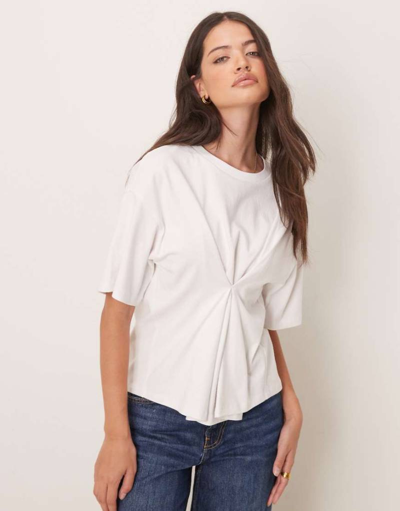 ASOS DESIGN - T-Shirt in Weiß mit elastischer Taille von ASOS DESIGN