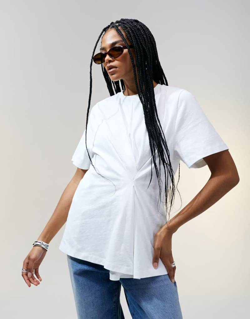ASOS DESIGN - T-Shirt in Weiß mit gefaltetem Biesendetail von ASOS DESIGN