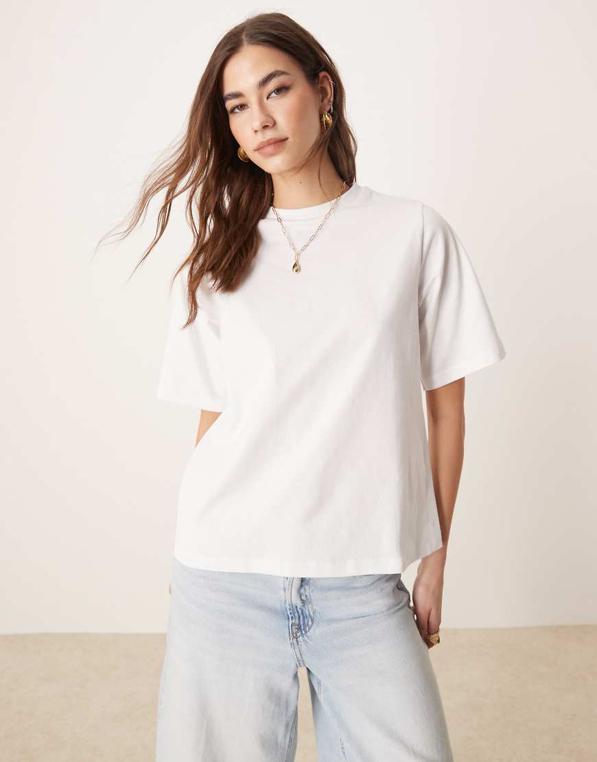 ASOS DESIGN - T-Shirt in Weiß mit geraffter Rückseite ASOS DESIGN - T-Shirt in Weiß mit geraffter Rückseite von ASOS DESIGN