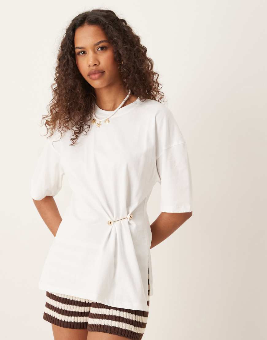 ASOS DESIGN - T-Shirt in Weiß mit geraffter Taille und Metallbesatz von ASOS DESIGN