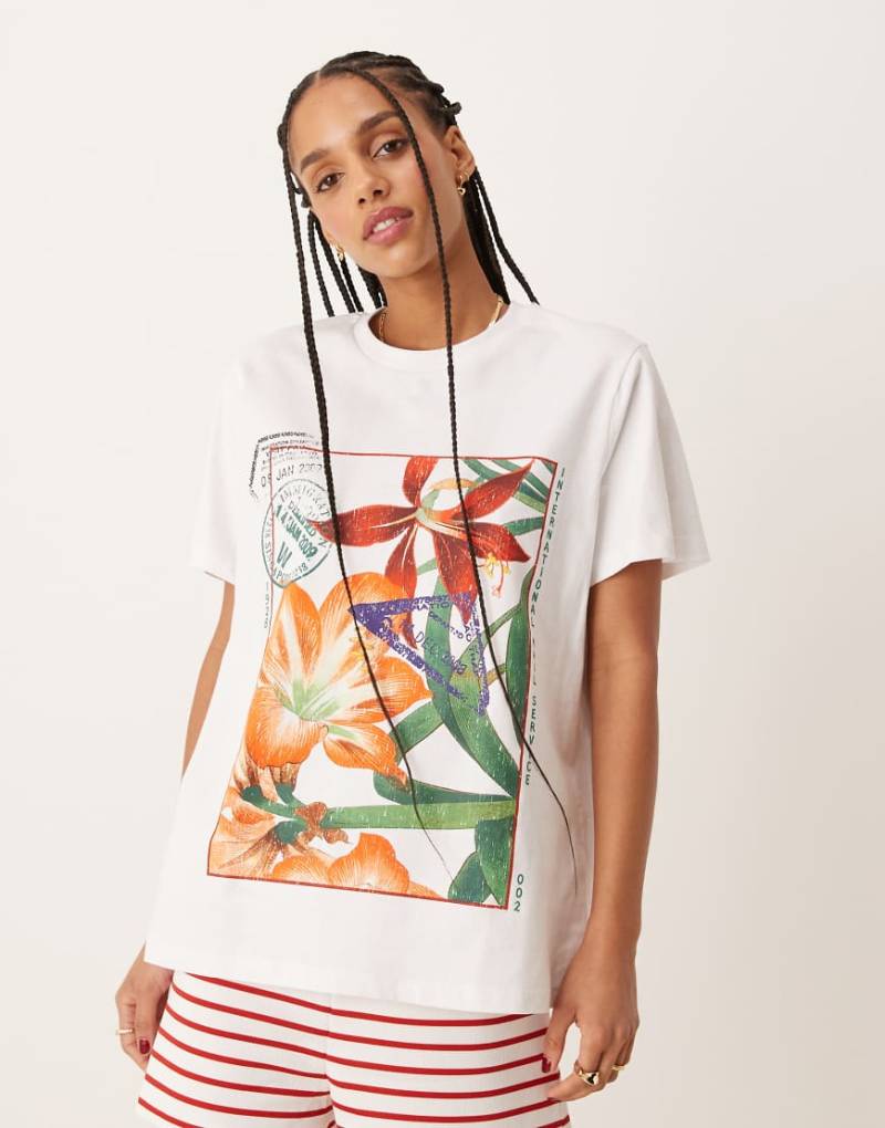 ASOS DESIGN - T-Shirt in Weiß mit normalem Schnitt und Blumen-Stempel-Grafikprint von ASOS DESIGN