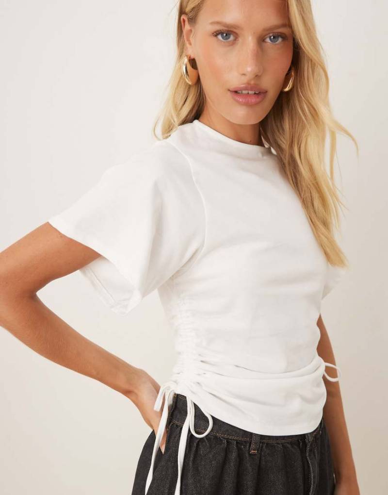 ASOS DESIGN - T-Shirt in Weiß mit seitlichem Bindedetail-Schwarz von ASOS DESIGN