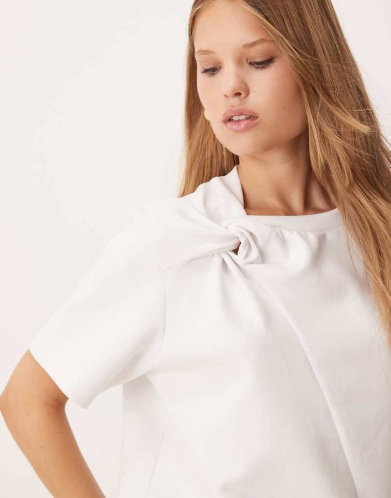 ASOS DESIGN - T-Shirt in Weiß mit verdrehter Schulterpartie von ASOS DESIGN